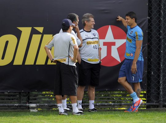 Oswaldo explica como transformou Elkeson em centroavante no Botafogo: ‘Não podia deixar ficar correndo atrás de lateral’ Oswaldo explica como transformou Elkeson em centroavante no Botafogo: ‘Não podia deixar ficar correndo atrás de lateral’