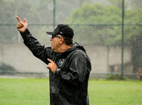 Técnico do futebol feminino do Botafogo critica o Flamengo: ‘Uma vergonha, tem investimento público’ Técnico do futebol feminino do Botafogo critica o Flamengo: ‘Uma vergonha, tem investimento público’