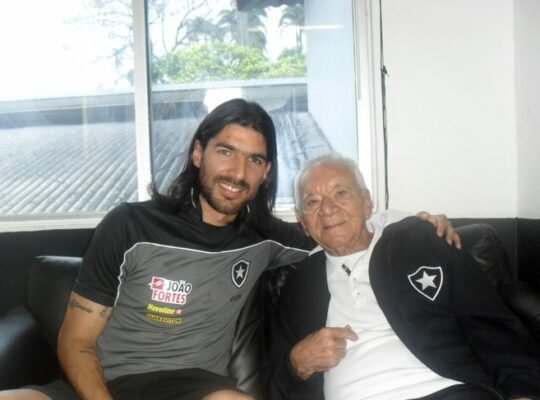 Com saudades do Botafogo, Loco Abreu recorda encontro com Nilton Santos: ‘Foi maravilhoso’ Com saudades do Botafogo, Loco Abreu recorda encontro com Nilton Santos: ‘Foi maravilhoso’