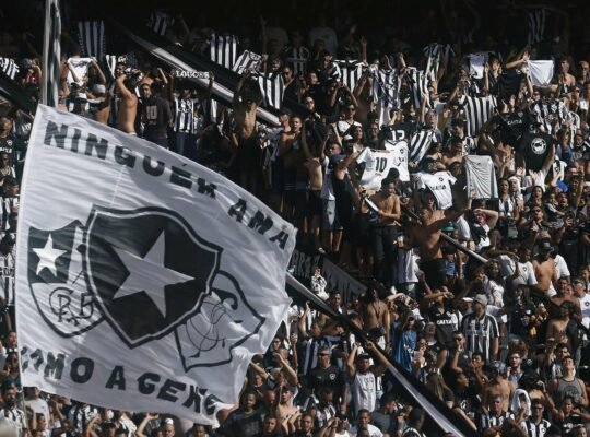 Torcedores fazem campanha por cestas básicas para funcionários do Botafogo Torcedores fazem campanha por cestas básicas para funcionários do Botafogo