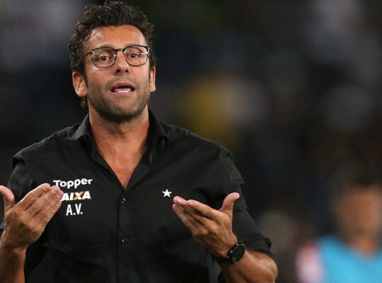 Botafogo não pagou bônus de R$ 400 mil a Valentim por ficar na Série A nem rescisão e tenta acordo Botafogo não pagou bônus de R$ 400 mil a Valentim por ficar na Série A nem rescisão e tenta acordo