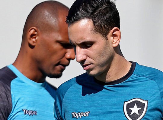 Jair Ventura explica decisão que ‘antecipou’ aposentadoria de Jefferson no Botafogo: ‘Foi difícil, mas optei pelo Gatito’ Jair Ventura explica decisão que ‘antecipou’ aposentadoria de Jefferson no Botafogo: ‘Foi difícil, mas optei pelo Gatito’