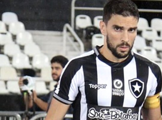 Dirigente do Botafogo ironiza reclamação de Rodrigo Pimpão e chama atacante de ex-jogador Dirigente do Botafogo ironiza reclamação de Rodrigo Pimpão e chama atacante de ex-jogador