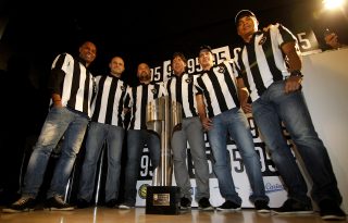 Dez mil ingressos simbólicos vendidos para reprise de Santos x Botafogo, final de 1995