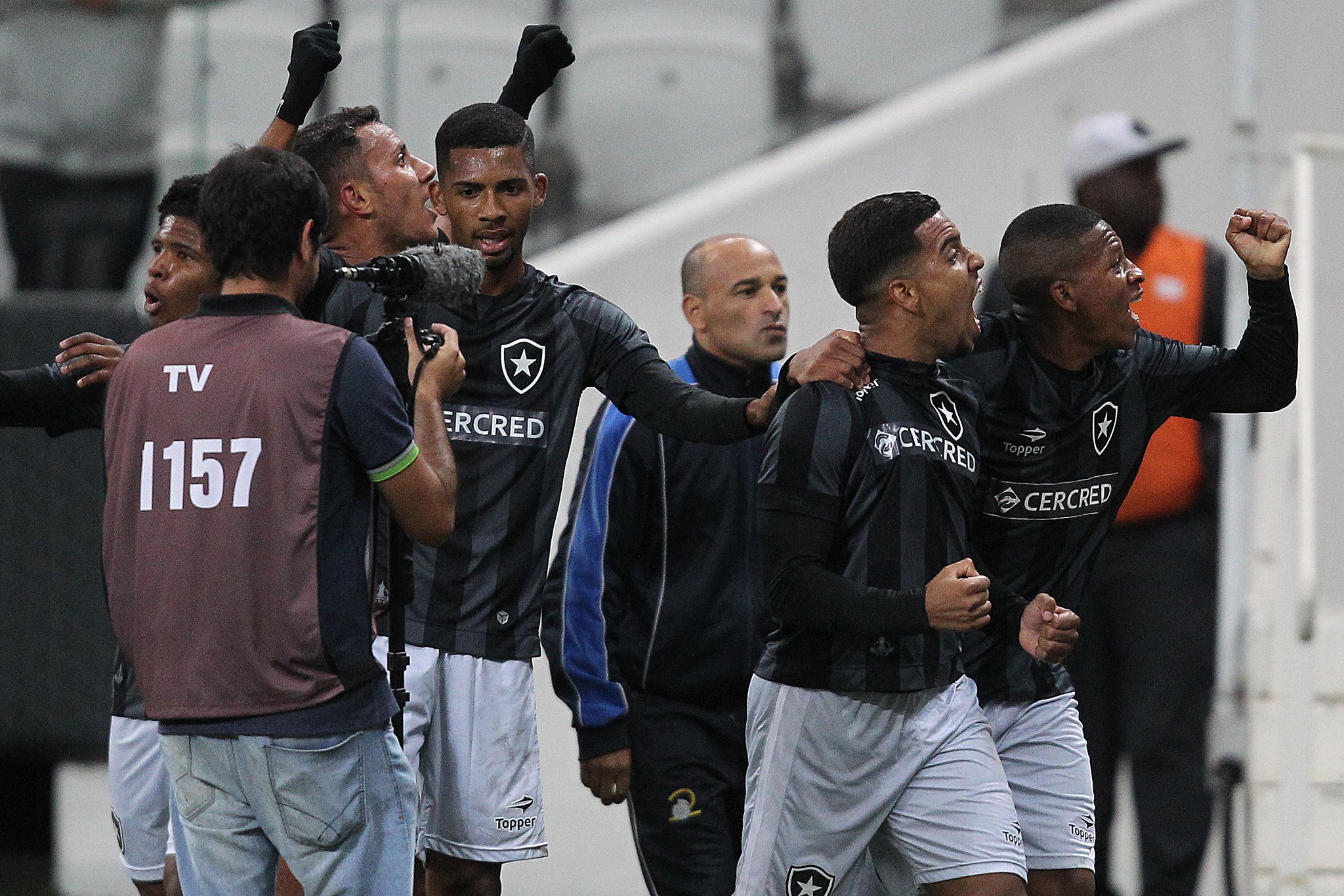 Matheus Fernandes, Yuri e Gustavo Bochecha na final do Brasileiro Sub-20 de 2016 contra o Corinthians em Itaquera