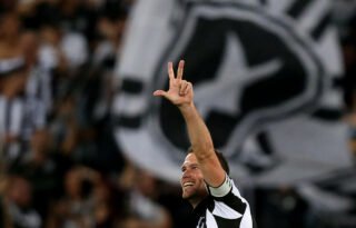 Botafogo encaminha retorno de Joel Carli em negociação por dívida