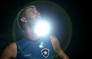 Em acordo, Carli receberá menos de R$ 100 mil mensais no Botafogo; zagueiro pretende se aposentar no clube