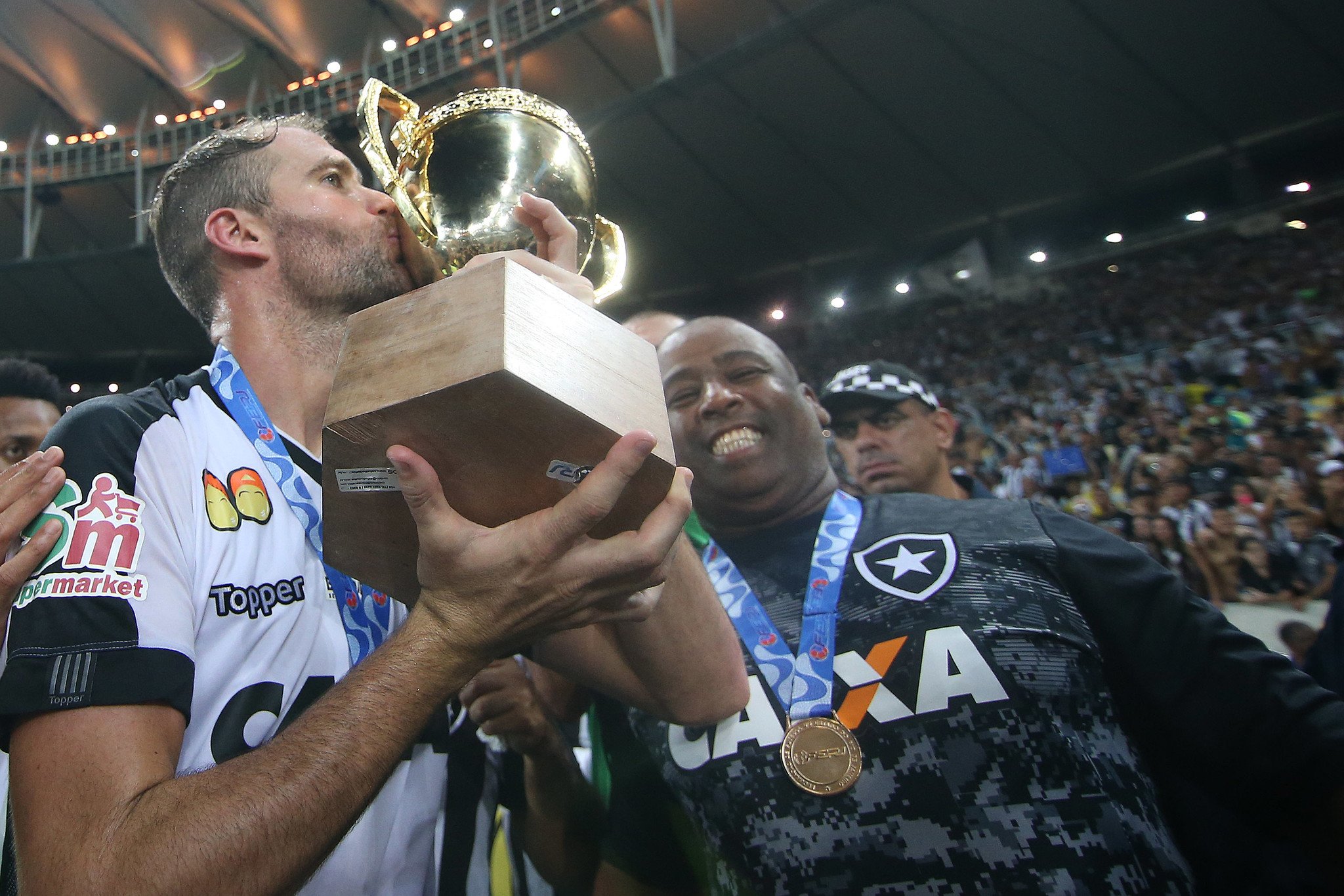 Carli celebra o título carioca do Botafogo em 2018
