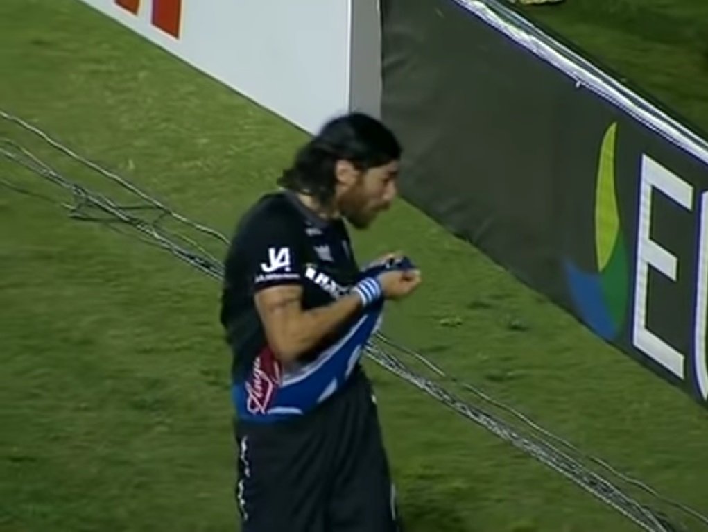 Loco Abreu beija o escudo do Botafogo para provocar flamenguistas