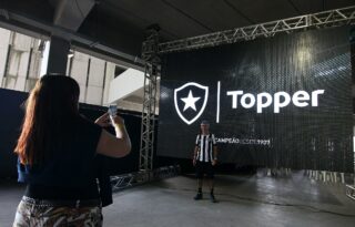 Botafogo cobra da Topper R$ 685 mil na Justiça por dívidas de royalties na venda de camisas