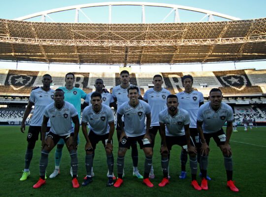 Botafogo se divide entre problemas nos bastidores e esperança em campo Botafogo se divide entre problemas nos bastidores e esperança em campo