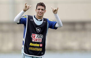 Ex-Botafogo, atacante Caio é convocado para seleção dos Emirados Árabes