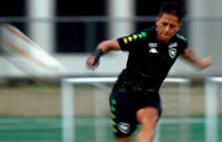 Lecaros brinca com ‘canetas’ que levou no início para exaltar ‘jogo bonito’ do Brasil e se vê evoluindo no Botafogo