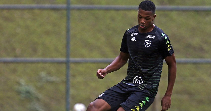 Maxuel, atacante do Botafogo