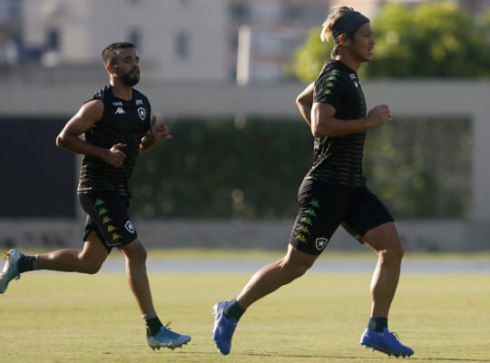 Meio-campo leve do Botafogo: como Caio Alexandre e Honda se entendem Meio-campo leve do Botafogo: como Caio Alexandre e Honda se entendem