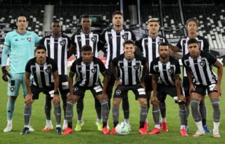 Jogo vertical e espaços na defesa: o saldo do Botafogo contra o Fluminense