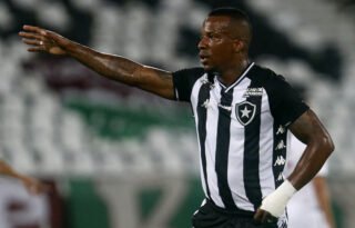 Guilherme escapa de dispensa e se firma como opção no meio do Botafogo