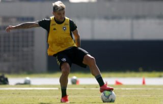 Victor Luis revela uso de camisa especial com cachorro e escudo do Botafogo: ‘Em campo me transformo’