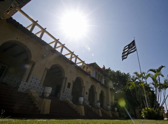 Botafogo paga salários atrasados e fica em dia com funcionários e jogadores