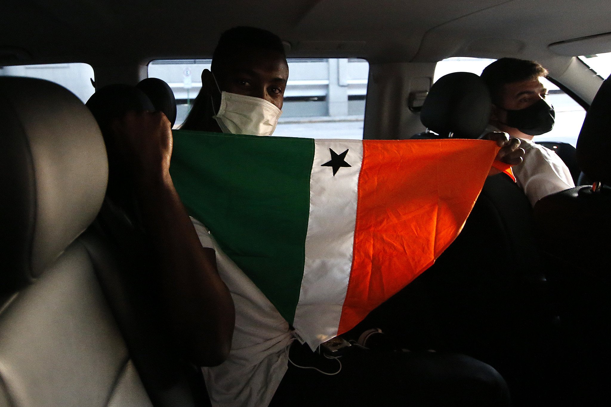 Após desembarcar no Galeão, Kalou usa a bandana do FogãoNET