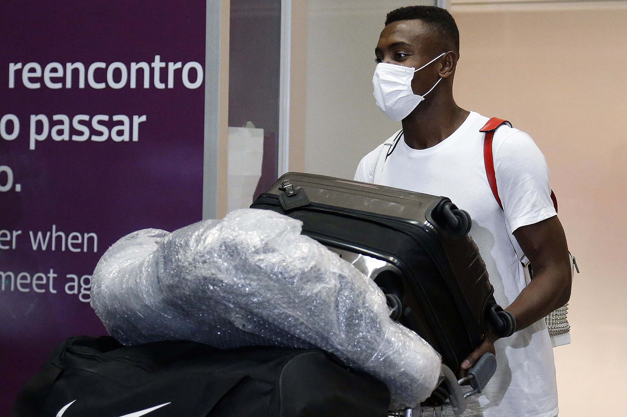 Kalou desembarca no Galeão com a bandeira do Botafogo