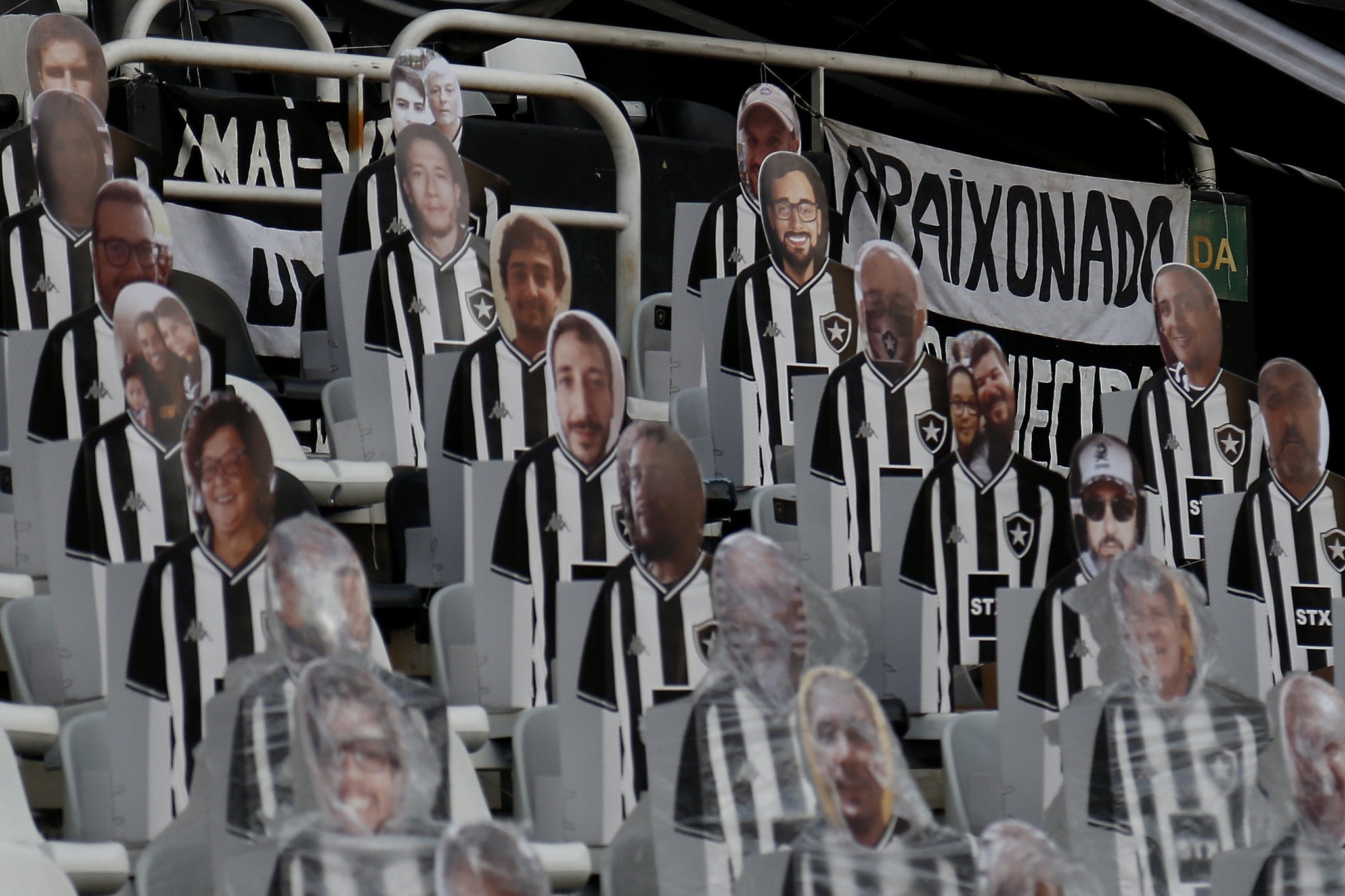 Totens com fotos de torcedores - Botafogo x Atlético-MG