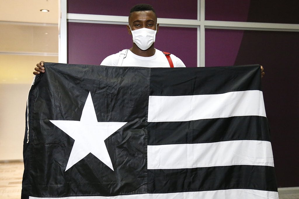 Kalou desembarca no Galeão com a bandeira do Botafogo