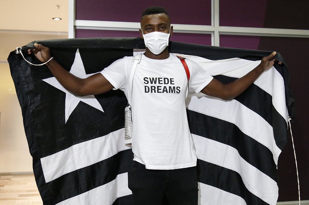 Kalou desembarca no Galeão com a bandeira do Botafogo
