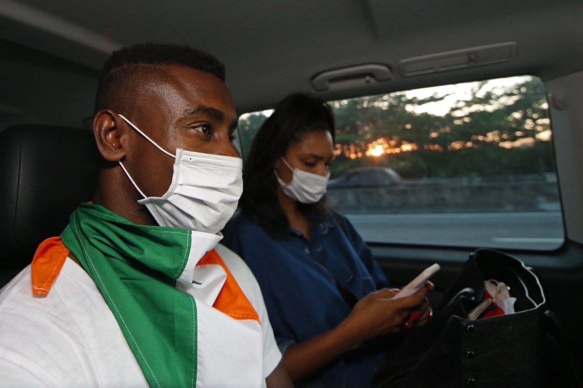 Após desembarcar no Galeão, Kalou usa a bandana do FogãoNET