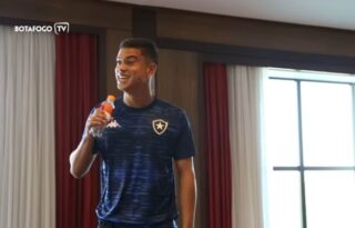 Novatos levam trote no Botafogo, e Kevin e Victor Luis se destacam cantando
