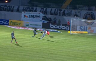 Após falhar, goleiro do Red Bull Bragantino reclama do juiz em gol do Botafogo (?!)