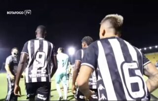 Victor Luis incentiva Babi antes de jogo do Botafogo: ‘Ralou pra c… para estar aqui’