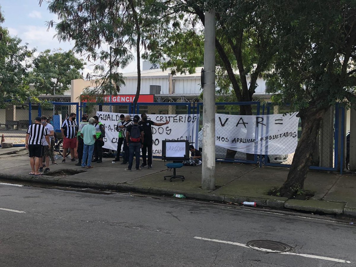 Protesto da torcida do Botafogo contra a arbitragem na CBF