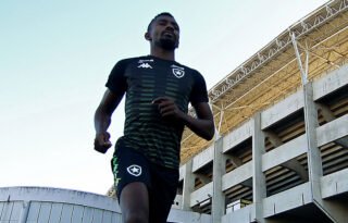 Kalou deve assinar rescisão de contrato com o Botafogo nesta segunda-feira