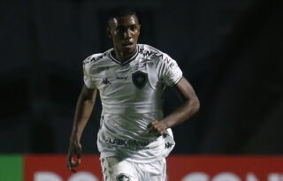E agora? Saída de Kanu deixa Botafogo com preocupação redobrada em seu setor defensivo