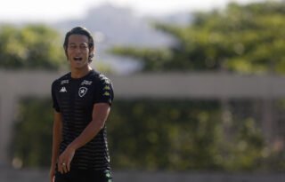 Honda, do Botafogo, parabeniza Pelé pelos 80 anos: ‘Tornei-me jogador de futebol por sua causa’