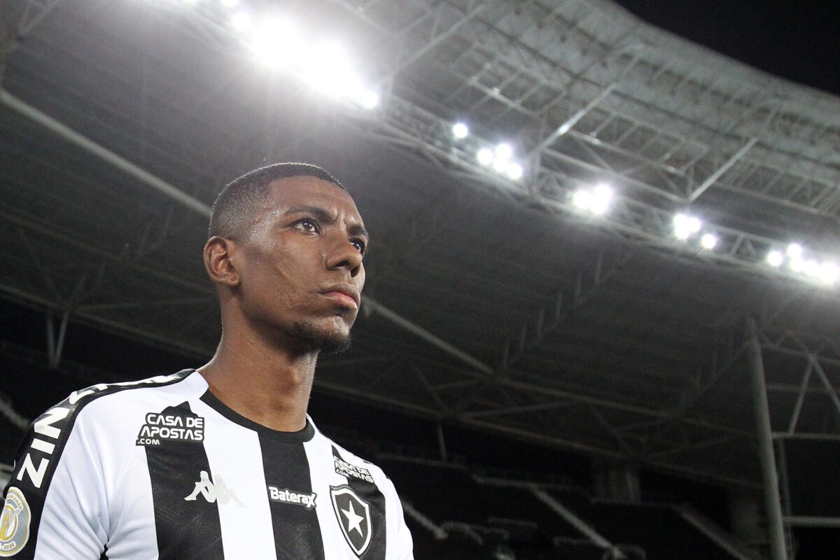 Pouca mídia, muito futebol: Kanu, do Botafogo, é um dos ...