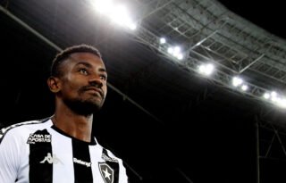 Botafogo entra em acordo com Kalou por saída após o Brasileiro e vai economizar R$ 5 milhões