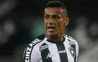 Botafogo: dirigente revela economia milionária ao reintegrar Cícero, mas discorda de escalação