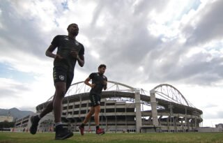 Por desgaste do campo anexo do Nilton Santos, Botafogo estuda treinar na Barra