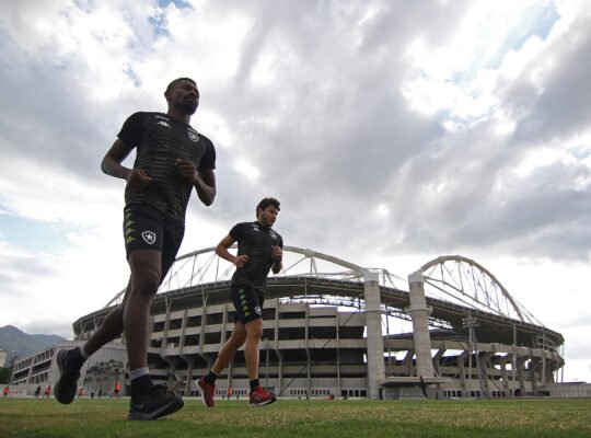 Por desgaste do campo anexo do Nilton Santos, Botafogo estuda treinar na Barra Por desgaste do campo anexo do Nilton Santos, Botafogo estuda treinar na Barra