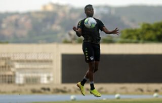 Recuperado, Kelvin treina sem limitações e não deve ser problema no Botafogo contra o Cuiabá