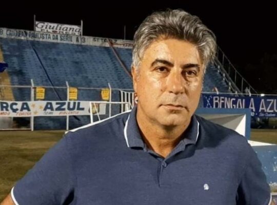 Torcida do Botafogo se revolta e faz campanha contra Alexandre Gallo na web Torcida do Botafogo se revolta e faz campanha contra Alexandre Gallo na web