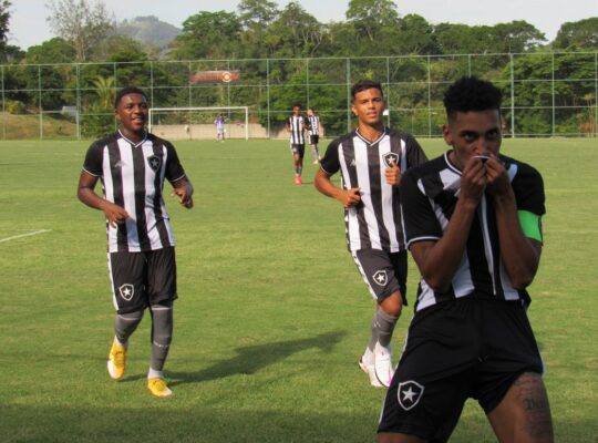 Base: Botafogo bate o América-MG e vence a primeira no Brasileiro Sub-17 Base: Botafogo bate o América-MG e vence a primeira no Brasileiro Sub-17