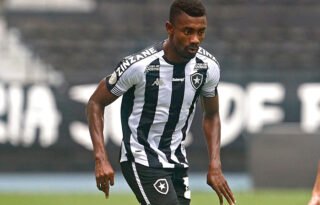 Kalou jogou machucado para ajudar o Botafogo e traz profissional para ajudá-lo na recuperação