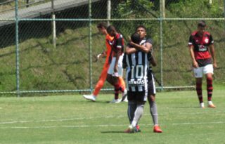 Base: Botafogo empata em 2 a 2 com Flamengo e segue líder na Taça Rio Sub-20