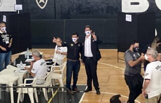 Candidato a presidente, Alessandro Leite vota em eleição do Botafogo