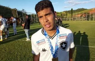 Cesinha festeja estreia com título e busca espaço: ‘Voltei sendo campeão com o Botafogo’