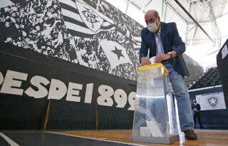 Nelson Mufarrej, Ricardo Rotenberg e Marco Agostini votam em eleição do Botafogo