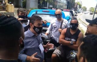 Botafogo: torcida marca presença na sede, cobra e conversa com candidatos